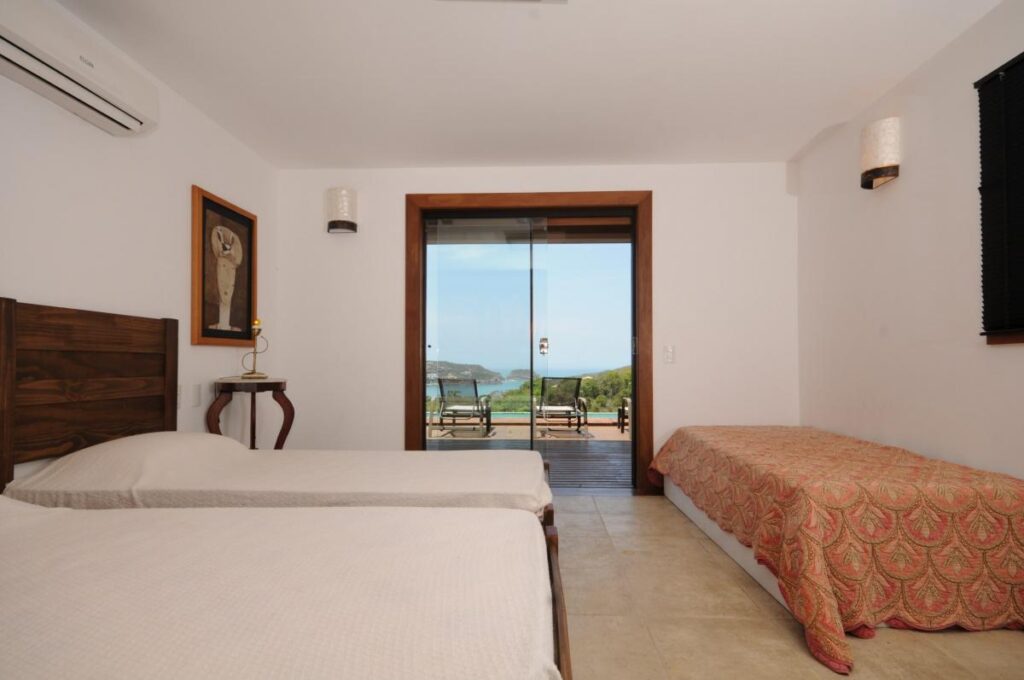 blueberry-beach-house-suite-twin-bed-1-min-scaled